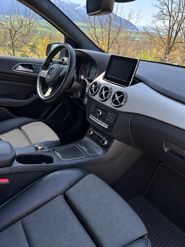 Der Fahrerplatz und das Armaturenbrett der Mercedes B‑Klasse