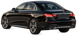 Schwarze Mercedes E‑Klasse, Dreiviertelansicht von hinten
