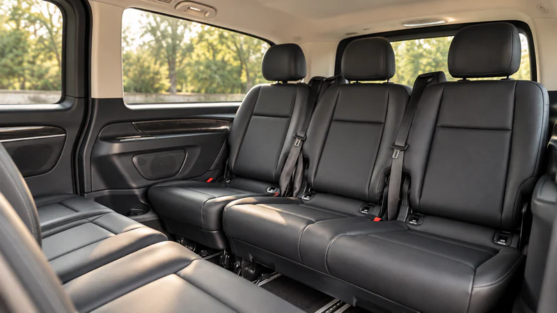 Das Lederinterieur einer Mercedes V‑Klasse, mit den hinteren Sitzreihen