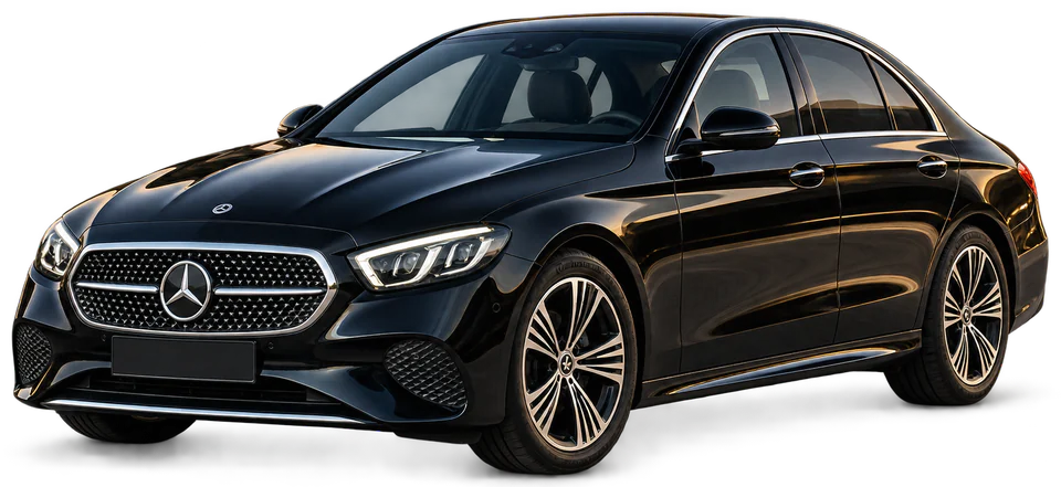 Schwarze Mercedes E‑Klasse, Dreiviertelansicht von vorn