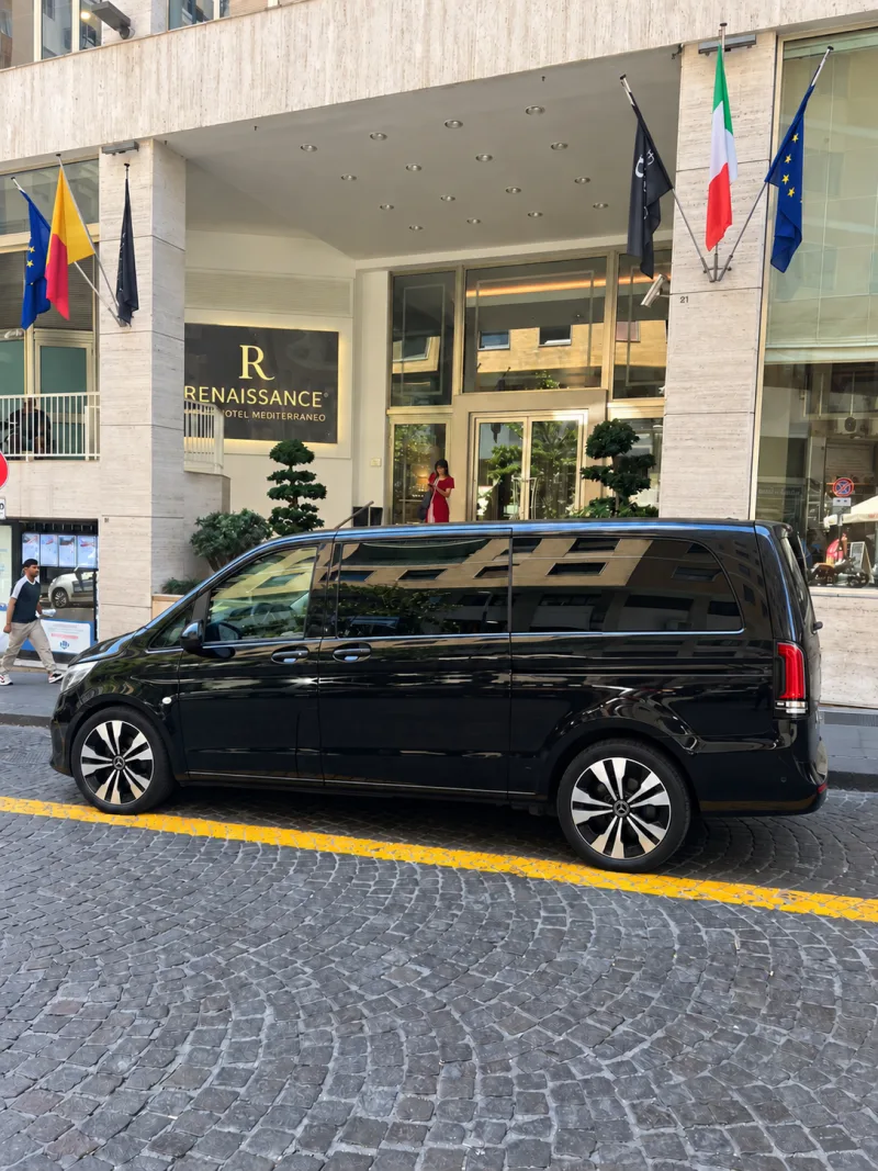 Der schwarze Mercedes Vito Extralong 2026 im Profil vor dem Renaissance Hotel Mediterraneo in Neapel