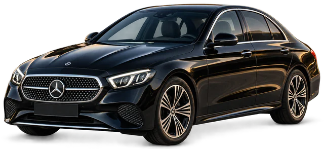 Mercedes Classe E nera, vista di tre quarti davanti