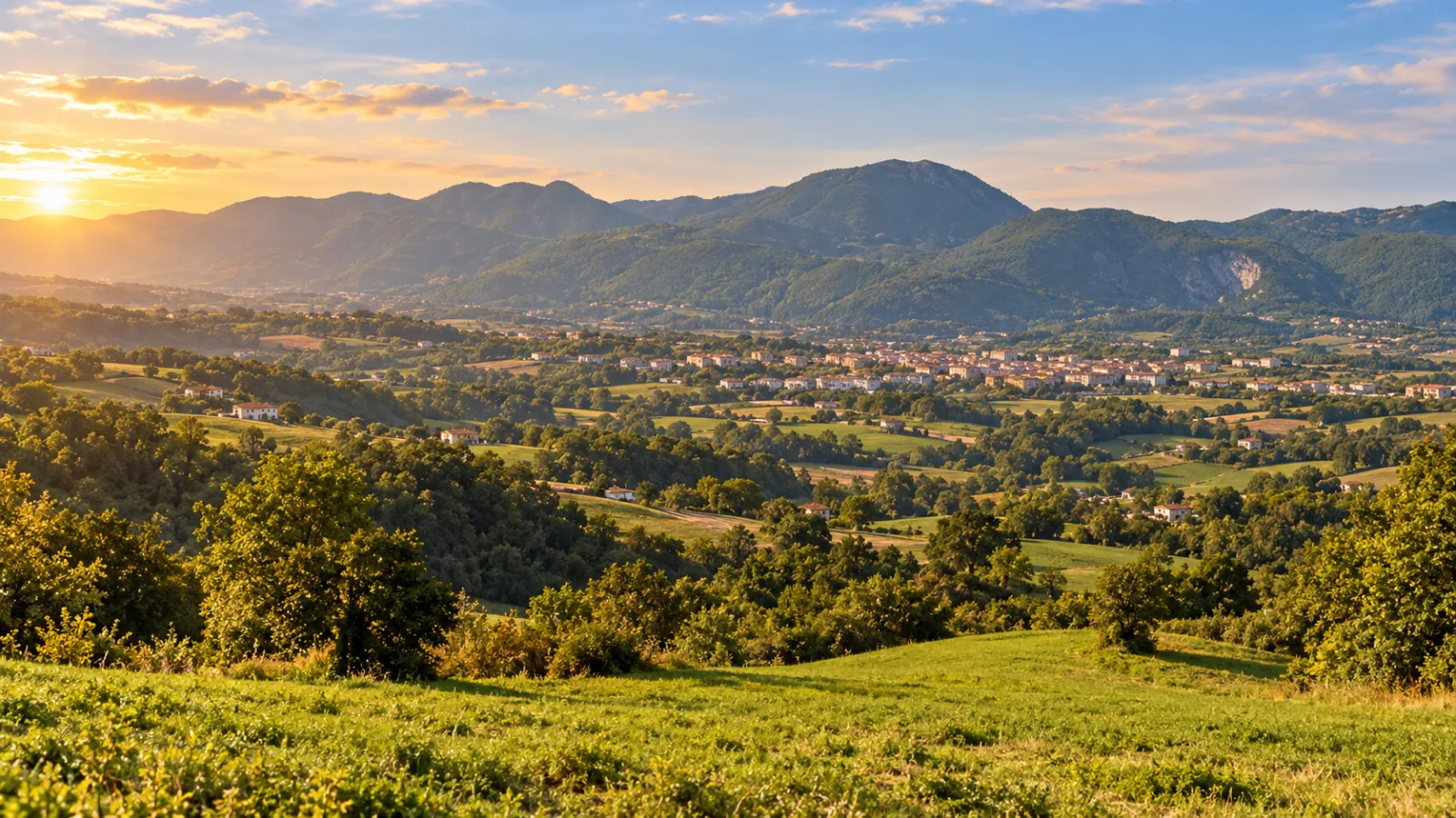 Las colinas y las montañas de la Alta Irpinia al atardecer, con los pueblos en el valle