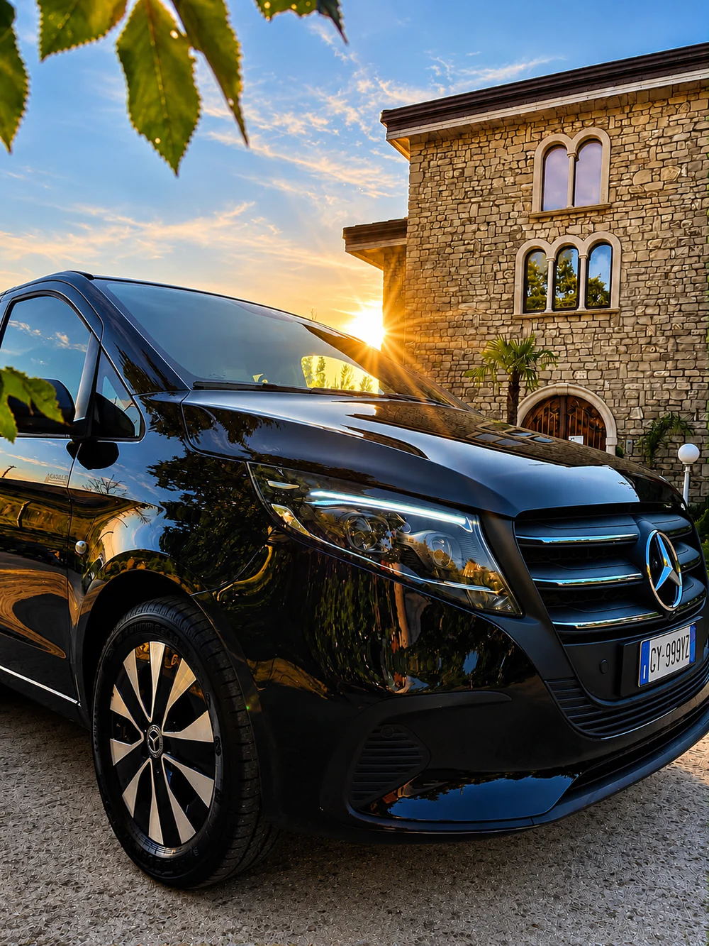 El Mercedes Vito Extralong 2026 negro, al atardecer, delante de una villa de piedra