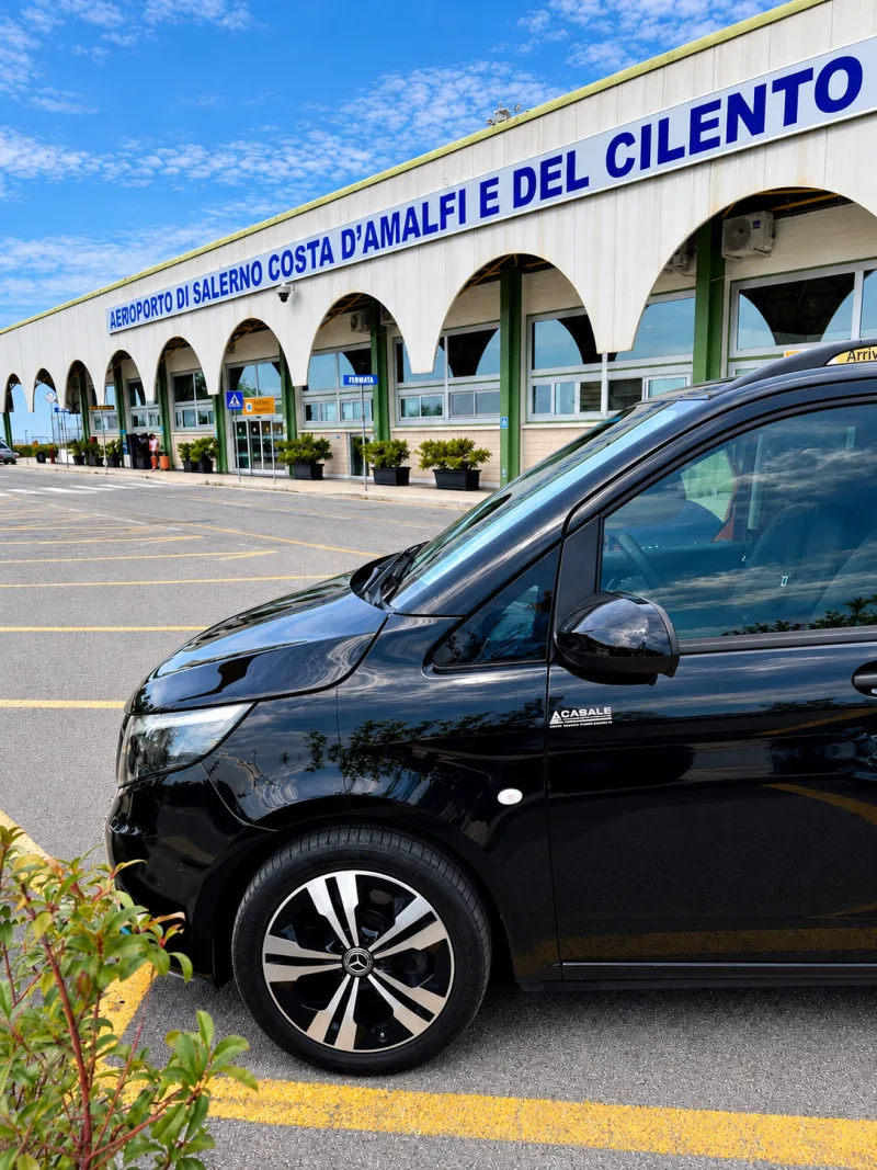 Der schwarze Mercedes Vito Extralong 2026 vor dem Flughafen Salerno Costa d’Amalfi
