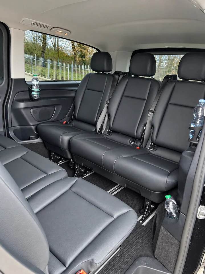 Die Sitzreihen aus Leder im Mercedes Vito, mit Wasserflaschen an Bord