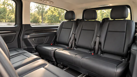 Das Lederinterieur einer Mercedes V‑Klasse, mit den hinteren Sitzreihen