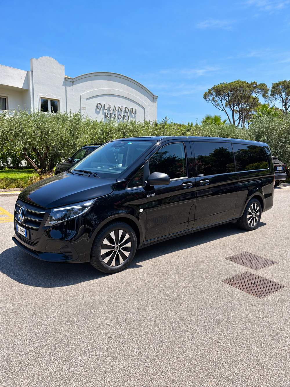 El Mercedes Vito Extralong 2026 negro, delante del Oleandri Resort