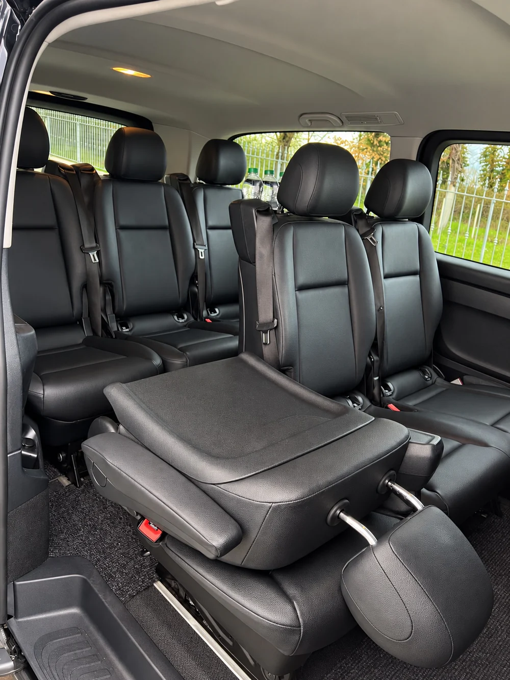 Die Rücksitze des schwarzen Mercedes Vito, durch die offene Tür gesehen